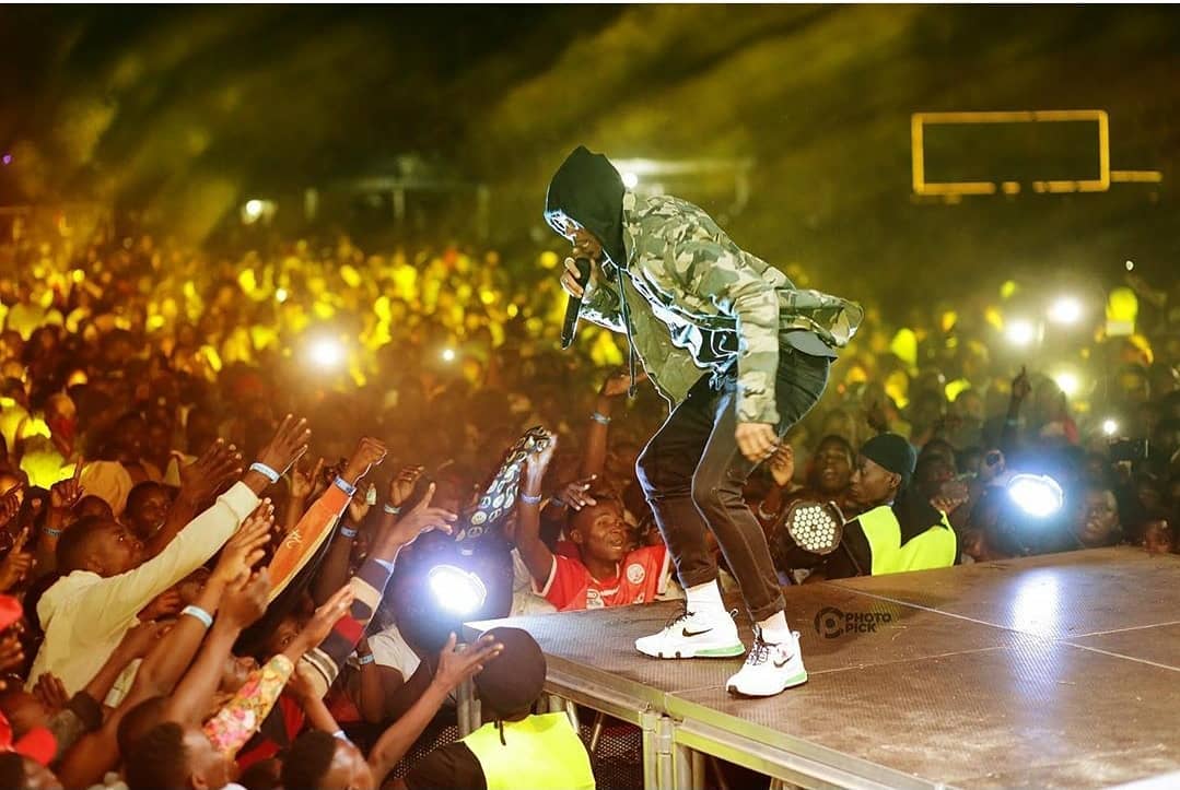 GodsonMbilinyi's tweet photo. #EAtrending| Usiku wa August 8,2020 ni picha kutoka Mkoani Mtwara kwenye Show ya @OfficialAliKiba

Huu ndio ujumbe wake kwa Mashabiki zake kutoka Mtwara ''Nime enjoy sana  Mtwara asante 
#KingKiba'' 
#trending https://t.co/qZurzO2qVo