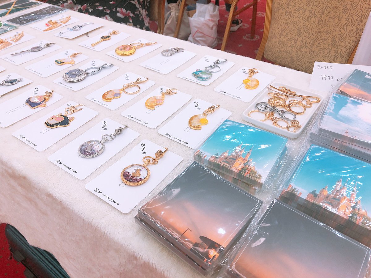 안녕하세요 오랜만에 문구온 참여중입니다☺️☺️ 키링과 책갈피들 소량만 들고 왔습니다! 
많이 구경 와주세요❤️