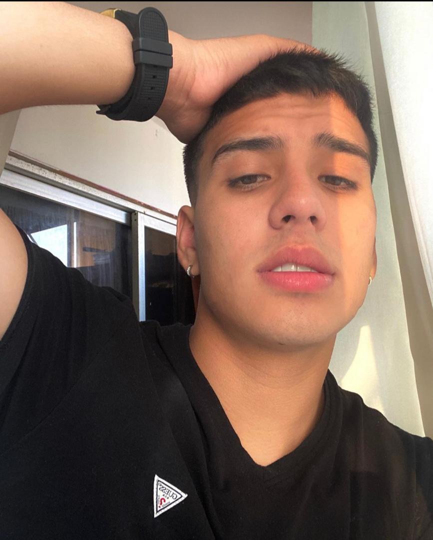 Lo acabo de conocer gracias a la canción con Corina!!! Y de verdad que le sobra talento... Me encanto este chico a parte muy guapo!!!
#ElPrinceYCorina