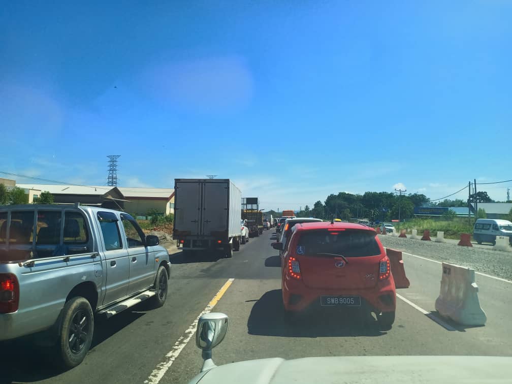 UPKOTuaran's tweet photo. Jamm teruk dari Pekan #Telipok sehingga depan Petron #Rugading. Tukar lorong dari double ke satu lorong. Jalan alternatif, ikut jalan #Telipok-#Kiulu-#Pukak-#Lokos-#Rondogung klu ke #Ranau.@UPKOMalaysia #SafeJourney #PanasTerikmatahari @madiustangau @UPKOTuaran https://t.co/GL3JCk95Qy
