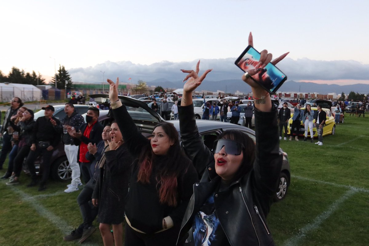 daviddelapaz's tweet photo. Personas asisten al @foropegaso para disfrutar del primer #Autoconcierto de #Mexico presentado por @moderatto
#DesdeTuAuto #MusicaEnVivo
#SanaDistancia #DiversiónSegura #autoconciertos
📸 @IsraelR12267458 https://t.co/Vo1z1ozsWB