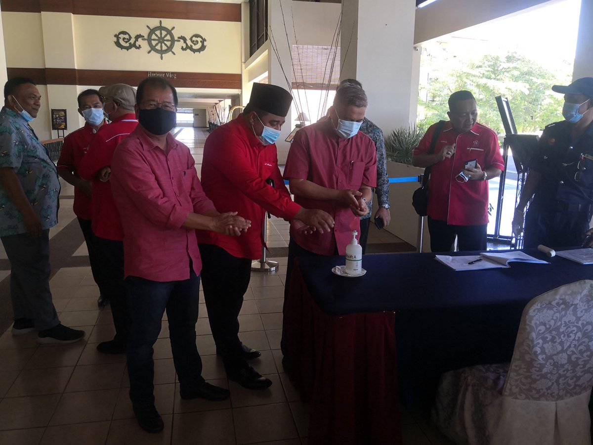 Ketibaan pemimpin-pemimpin BERSATU Sabah ke Maggelan Sutera Harbour, Kota Kinabalu untuk majlis pertemuan dengan Ketua Penerangan PN, Datuk Seri Azmin Ali pada pagi ini. @501Awani #Malaysia2020 #PolitikSabah #HapusCOVID19