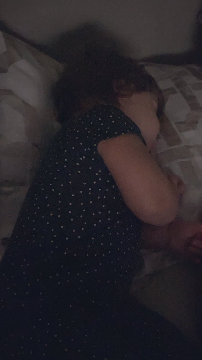 ClaudiaLeitte's tweet photo. Ela tava em cima de mim! 🥰 Não tenho coragem de colocar no berço! 😭 https://t.co/9yFuxEzxH3