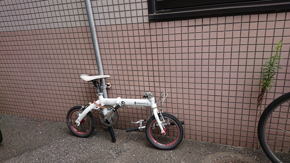 aorikaze's tweet photo. 病院駐輪ぐ。駐輪場には入れられないので脇に誰よりも存在感なく。登り坂キツかった。帰りは下り♪
#おりたたぶ #折り畳み自転車 #駐輪 #RENAULT #Light7 #MINIVELO #ミニベロ https://t.co/wr343vbKTd