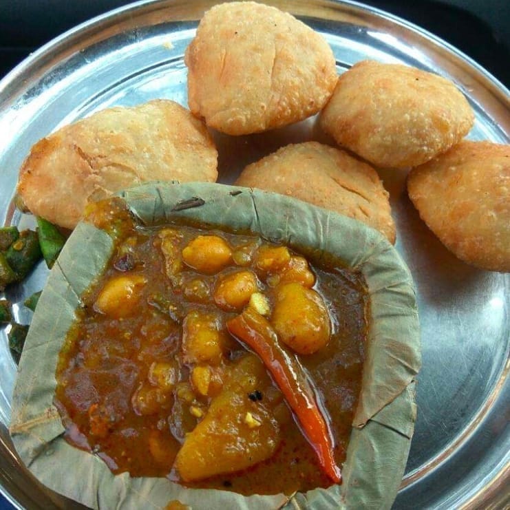 StreetsThatTalk's tweet image. #TSKolkata
An iconic breakfast place in #Kolkata, dishing up delectable &amp;amp; crisp Kachoris with aloo. 
.
At: Sharma Tea House, Bhawanipore #Kolkata
.
#Kolkatadiaries #Kolkatatrip #Kolkatafoodtours #kolkatafoodie #kolkatagram #Kolkatafood #kolkatabiryani #kachori #kachorialoo