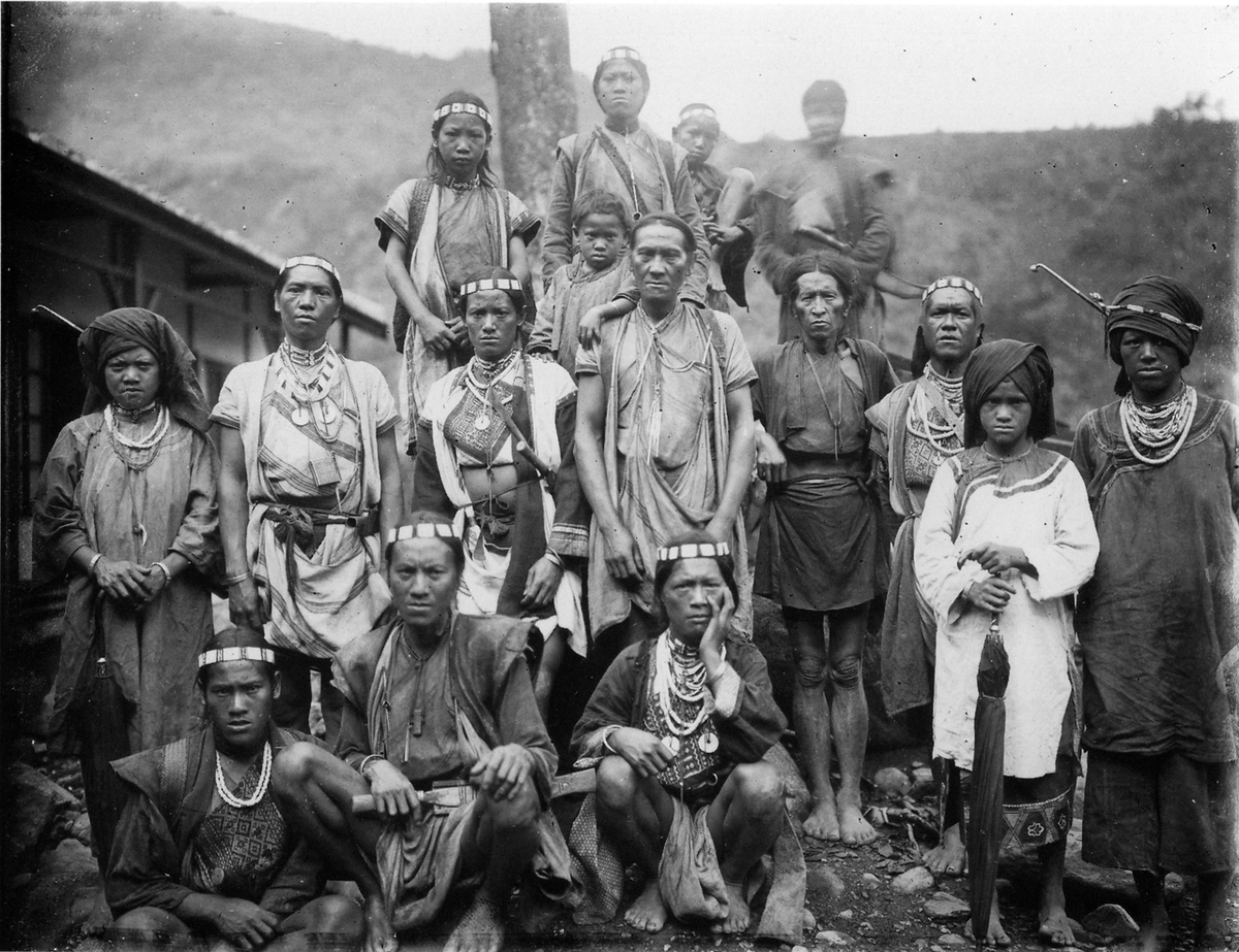 There is an interesting similarity between "Hawaiki/Savaiki" in Polynesian languages and "Saviah/Savih/Saveq", the Taiwanese Bunun name of the sacred Jade mountain, also the the highest mountain in Taiwan at 3,952m. This is a Bunun tribe in 1900 photographed by Torii Ryūzō. 3/6