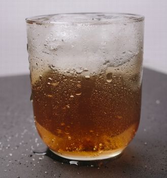 Itagaki 暑い夏に 冷たい飲み物を注いだグラスに水滴が付くの シズル的には大好きだけど 机がぬれるの嫌なので保温タンブラー使う派です