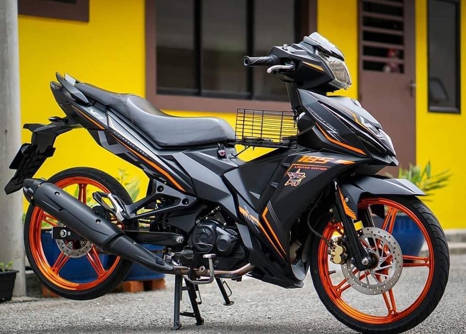 BikersRanger's tweet photo. Carekkkkk ! Ubah suai simple pun dah cukup ranggi ! Ada pengguna SYM VF3i ke sini? Cuba share jentera korang ππ»ππ»
FB Liza Ahmad
#thebikersranger #bikersranger #TBRraretrok #SanggapThrottle #SYM #VF3i #185cc #Supermoped https://t.co/ioPcd8xLbG