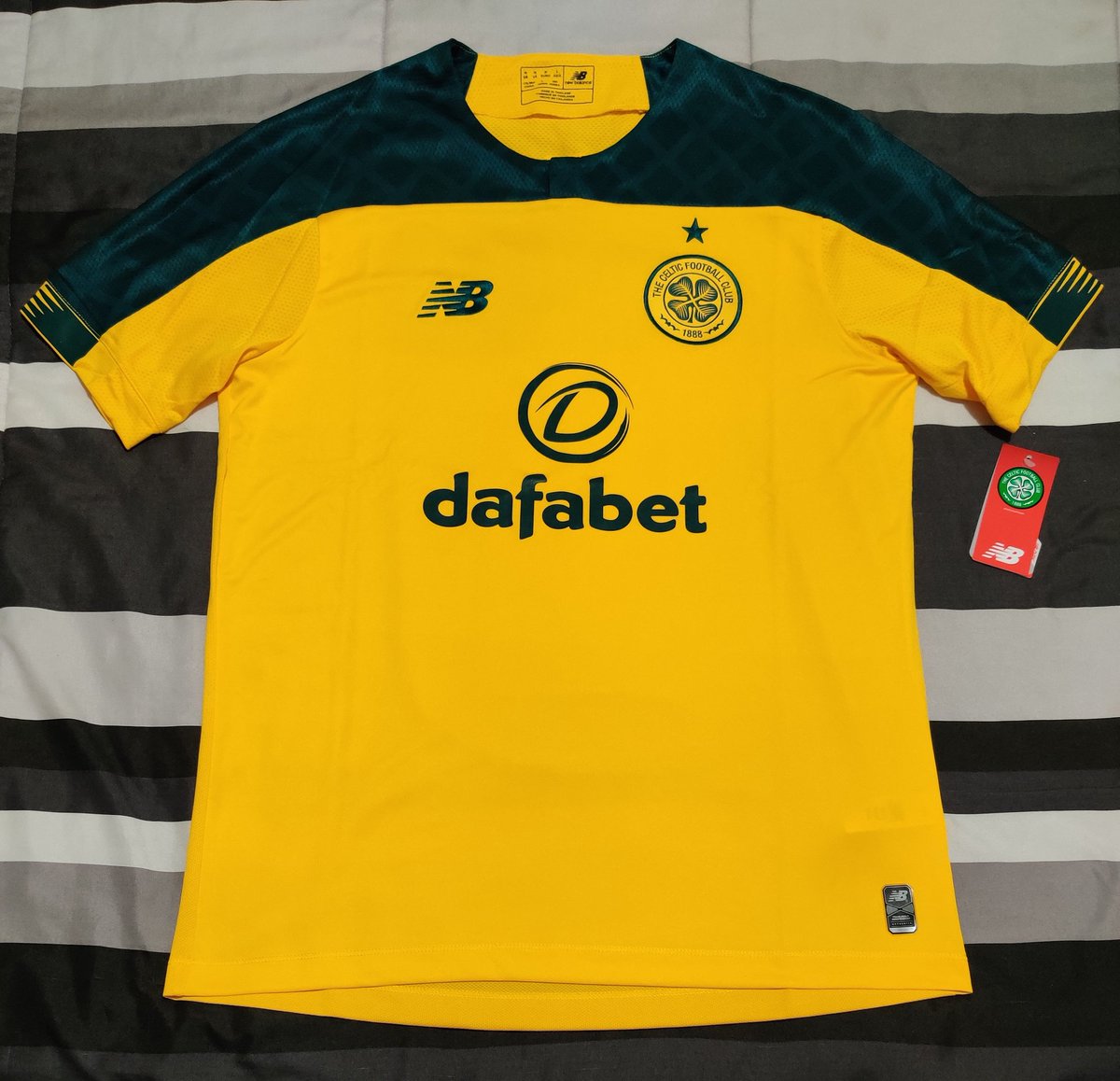 #KitDeliveryOfTheDay 👉🏼 @CelticFC  👕 from @soccerdotcom 👌🏼 #FootballShirt #FootballShirts #GetYourKitOn #KitsAtHome #HomeShirt #HomeShirts #ShowOffYourShirt #ShirtOfTheDay #ShirtingFromHome