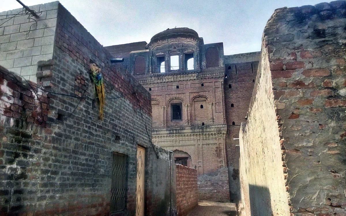 A haveli in ruinsA grave on the borderStory of Padhania Sardars___Exiting out of Lahore, having crossed BRBL canal and the ditch-cum-bund of first line of defence, almost within an earshot from border fence is a village called PadhanaIt has a crumbling yet magnificent haveli