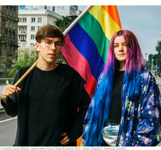 FilomenaRutkow2's tweet photo. @sjkaleta @kuleta_radek Pomysł Michała=Margot
na biznes LGBT wygląda tak:
Michał ogłasza, że jest dziewczyną, jego dziewczyna ogłasza, że jest lesbijką
organizują zbiórki na walkę o przywileje dla lesbijek i trans https://t.co/eeldkKoGO2
