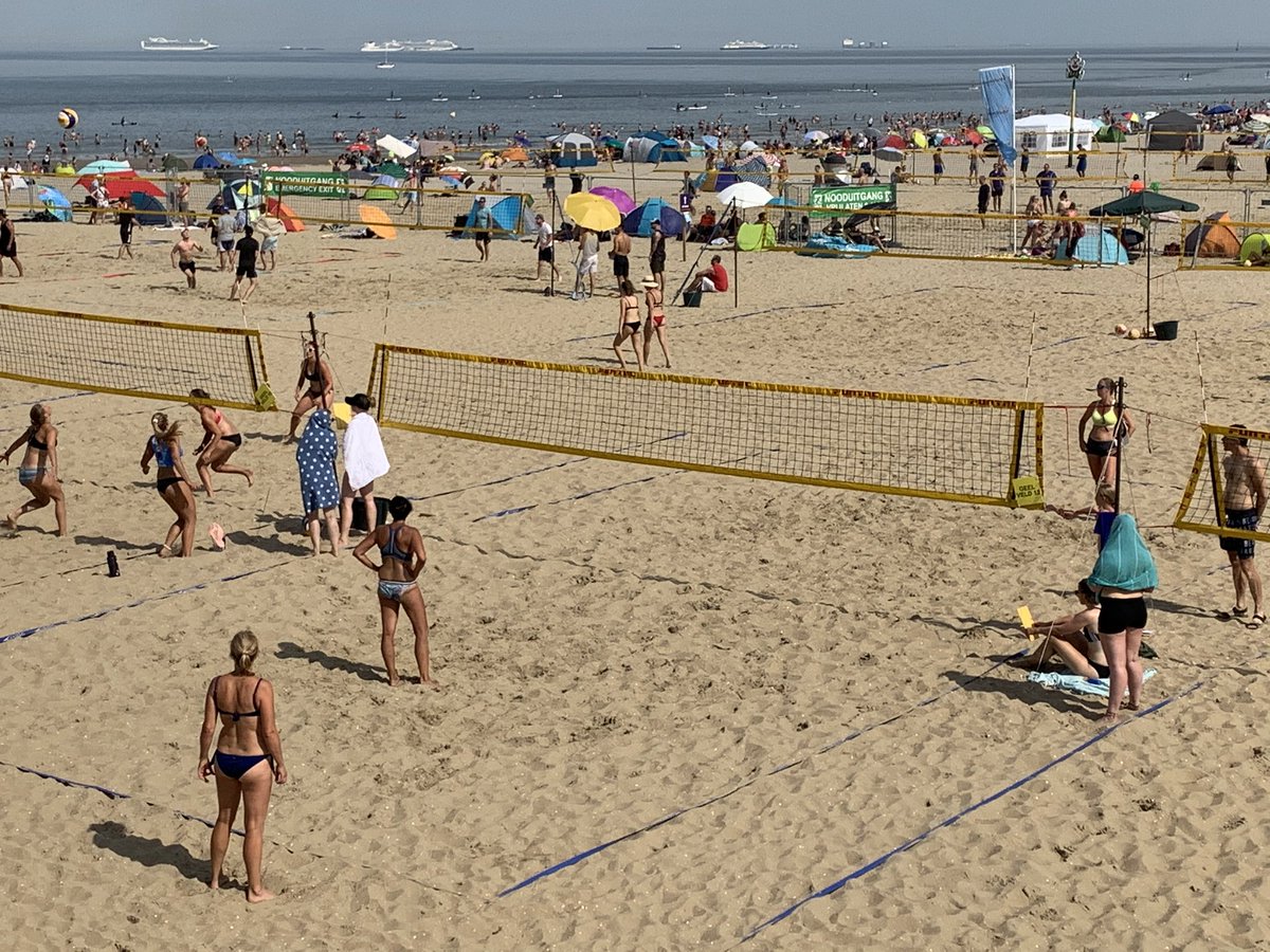 Beachvolleybal's tweet photo. Loeiheet ☀️ op Scheveningen maar dat weerhoudt een kleine 200 teams niet om zich bij het Summer Beach Volleybal Circuit in het zweet 🥵 te werken. #beachvolleybal https://t.co/V2qZNbjY2n