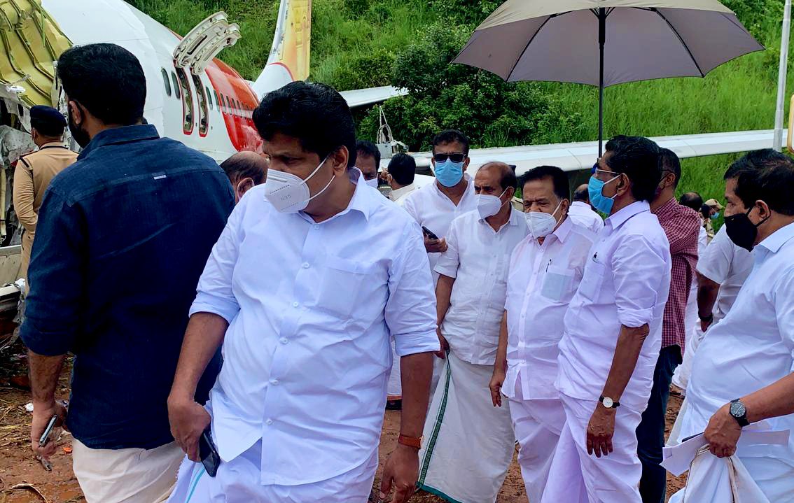 Leader of Opposition, #Kerala Mr Ramesh @chennithala along with Congress leaders reaches #AirIndia #CalicutAirCrash site...