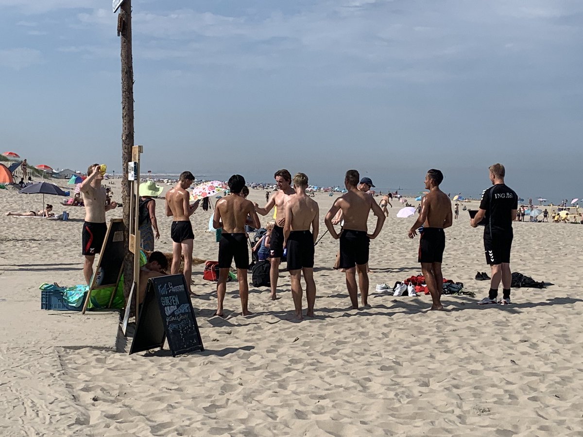 marceltjin's tweet photo. Spelers van @HBS_JO19_1 werken onder tropische omstandigheden aan hun basisconditie tijdens de ochtend training op het strand @HBSFANZONE @hbscraeyenhout https://t.co/2gKf0BvRf6