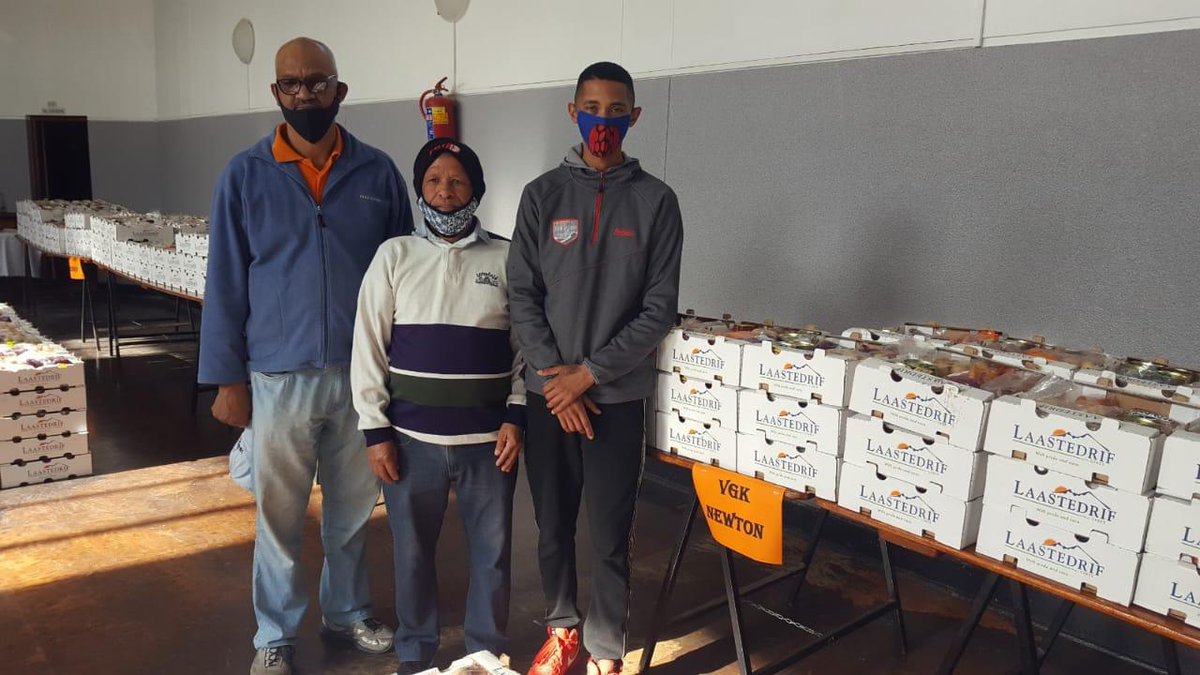 AgriSA1904's tweet photo. Agri SA in collaboration with Laastedrift Boerdery delivered fresh fruit, vegetables and non-perishable goods to needy communities in Wellington today.

#freshfruit #donation #agriculture #farming #farmworkers #COVID19 #vegetables #communitiesinneed #SouthAfrica https://t.co/kMrhMOyhXH