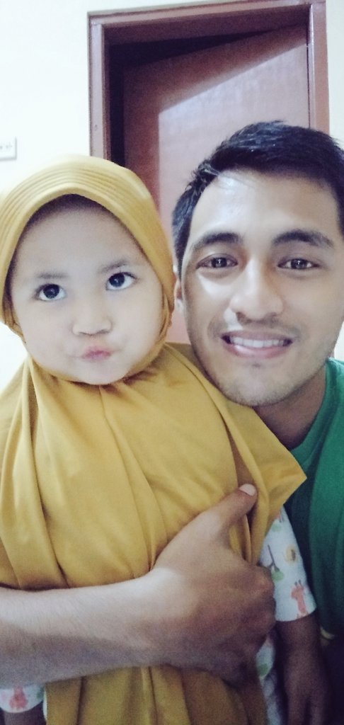 👧 : ayah, ikut Allah
🧔 : 😍😘😘 solehah nak