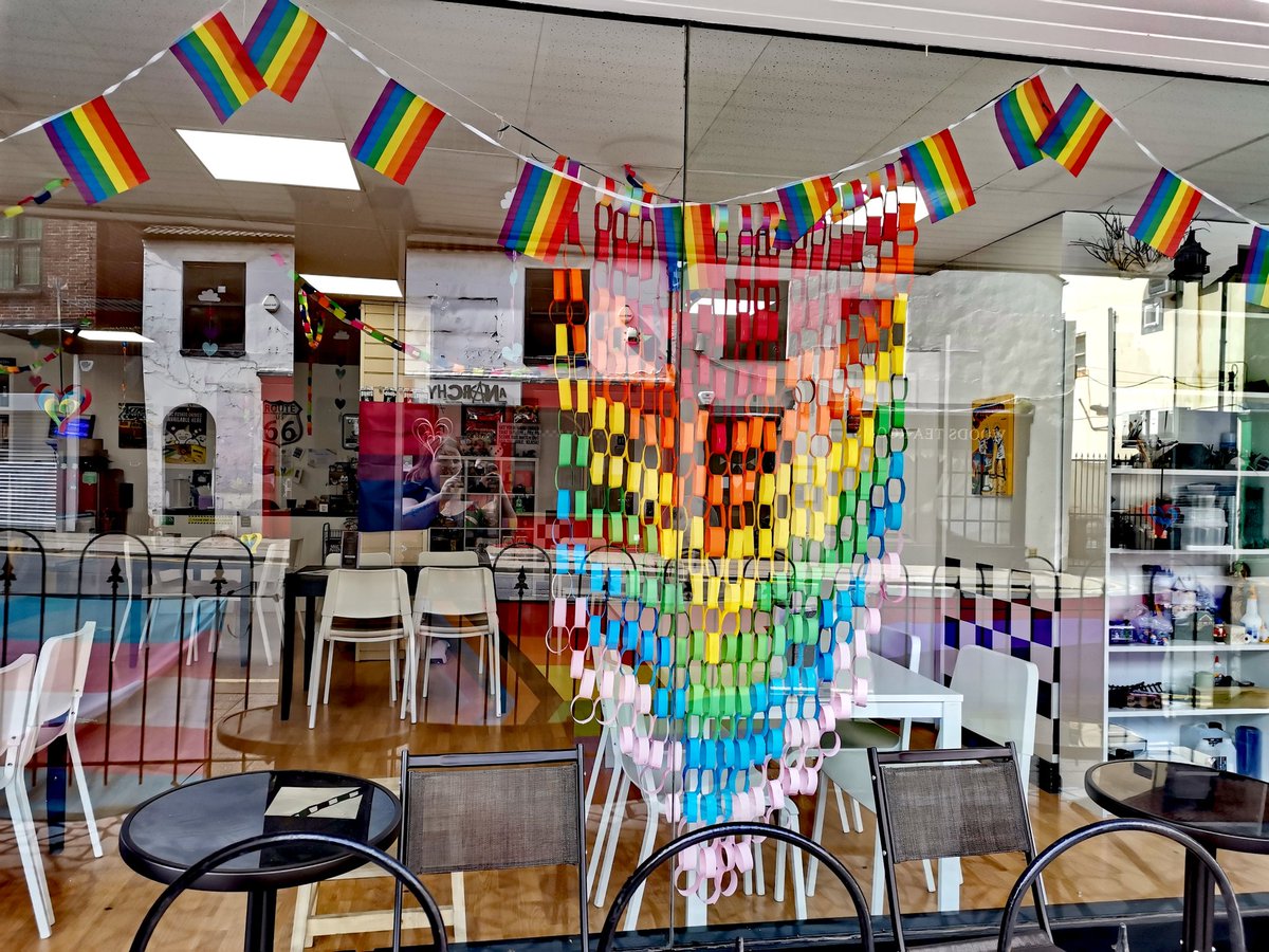bakebattleroll's tweet photo. #flags #Paperchains #UseSanitiser #StayingSafe https://t.co/9pVxn3cHGr