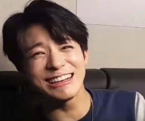 re6ulate's tweet photo. i remember, last year, #staystrongmark became trending because Daniel and Jihyo are officially dating https://t.co/hWEE5uQwST