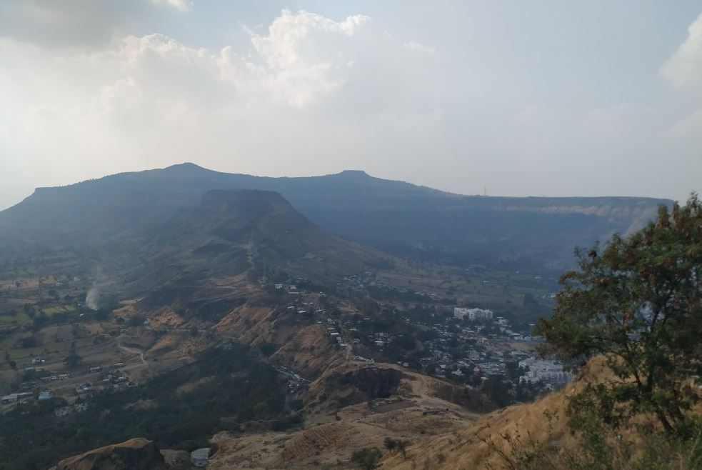 किल्ल्याच्या सर्वोच टोकावरून खाली पाहिले तर उत्तरे कडे सातारा शहर दिसते,पश्चिमेकडे यवतेश्वर,दक्षिणेस सज्जनगड.सूर्यास्त होताना या किल्ल्यावरून खाली पाहताना एक शांततेची भावना असते, आणि मनात प्रश्नाचे काहूर माजते.(12/17)