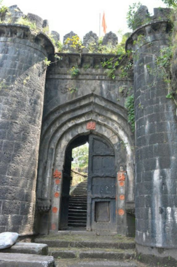 किल्ला साधारण १३०० मीटर उंच आहे,किल्ल्याला दोन दरवाजे आहेत,उत्तर दिशेला महादरवाजा आणि दक्षिणेस धाकटा दरवाजा.तट बंदी शाबूत आहे आणि त्याची रुंदी १० फूट असून उंची साधारण १५ फूट आहे,किल्ल्यावर बरेच बुरुज आहेत.या किल्ल्यावर बाजीराव दुसरे यांनी बांधलेल्या वाड्याचे अवशेष शिल्लक आहेत10