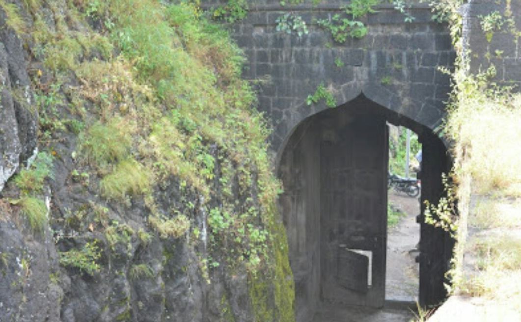 किल्ला साधारण १३०० मीटर उंच आहे,किल्ल्याला दोन दरवाजे आहेत,उत्तर दिशेला महादरवाजा आणि दक्षिणेस धाकटा दरवाजा.तट बंदी शाबूत आहे आणि त्याची रुंदी १० फूट असून उंची साधारण १५ फूट आहे,किल्ल्यावर बरेच बुरुज आहेत.या किल्ल्यावर बाजीराव दुसरे यांनी बांधलेल्या वाड्याचे अवशेष शिल्लक आहेत10