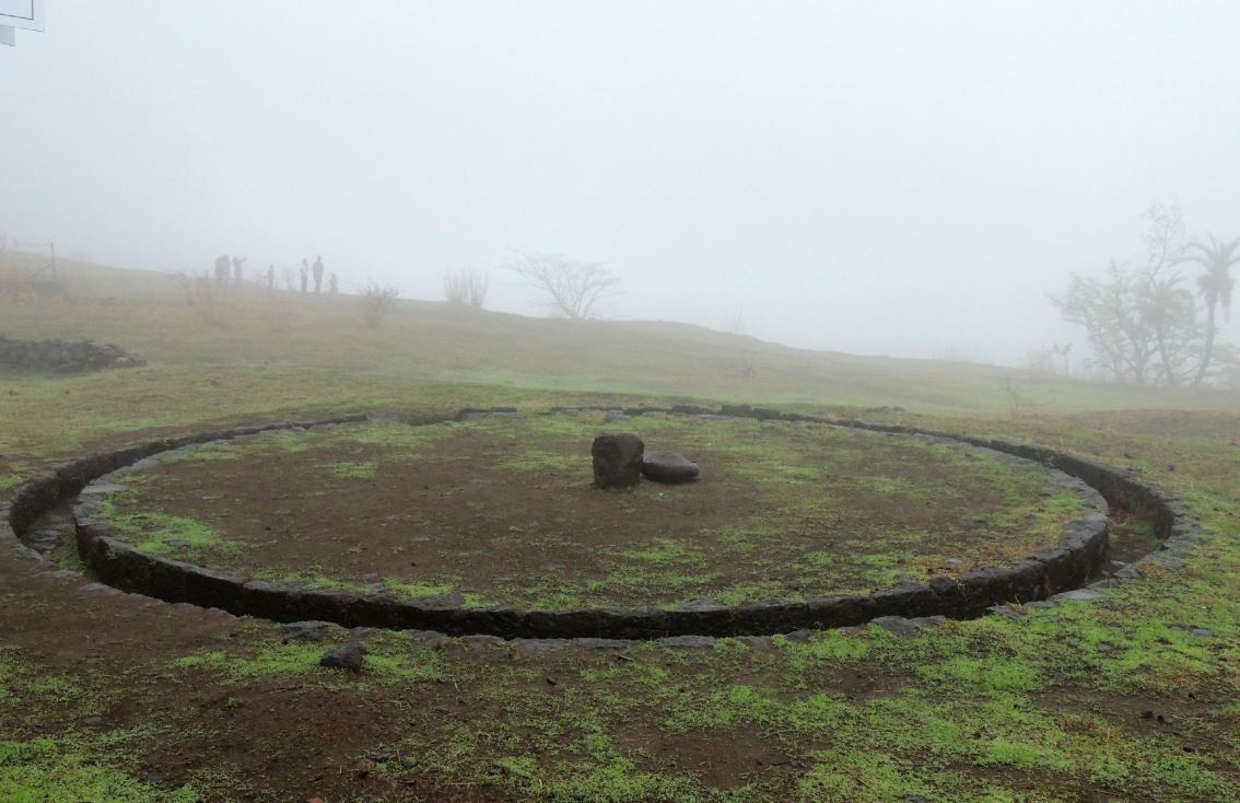 किल्ला साधारण १३०० मीटर उंच आहे,किल्ल्याला दोन दरवाजे आहेत,उत्तर दिशेला महादरवाजा आणि दक्षिणेस धाकटा दरवाजा.तट बंदी शाबूत आहे आणि त्याची रुंदी १० फूट असून उंची साधारण १५ फूट आहे,किल्ल्यावर बरेच बुरुज आहेत.या किल्ल्यावर बाजीराव दुसरे यांनी बांधलेल्या वाड्याचे अवशेष शिल्लक आहेत10