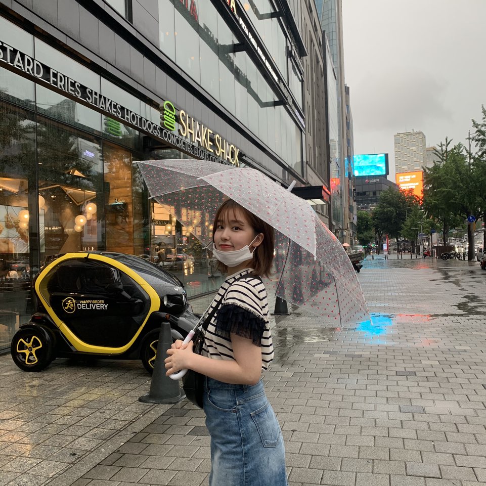 WOOAH_HM's tweet photo. [#소라]
여러분~ 소라입니당✌✌♡ 요새 비가 너무 많이 오고 있잖아요!!😮 저는 비오는날을 좋아하는데 요새는 너무 심각한거 같아요ㅜㅜ 우산&amp;장화&amp;마스크 꼭 챙기세요! https://t.co/XqRDkJiImZ