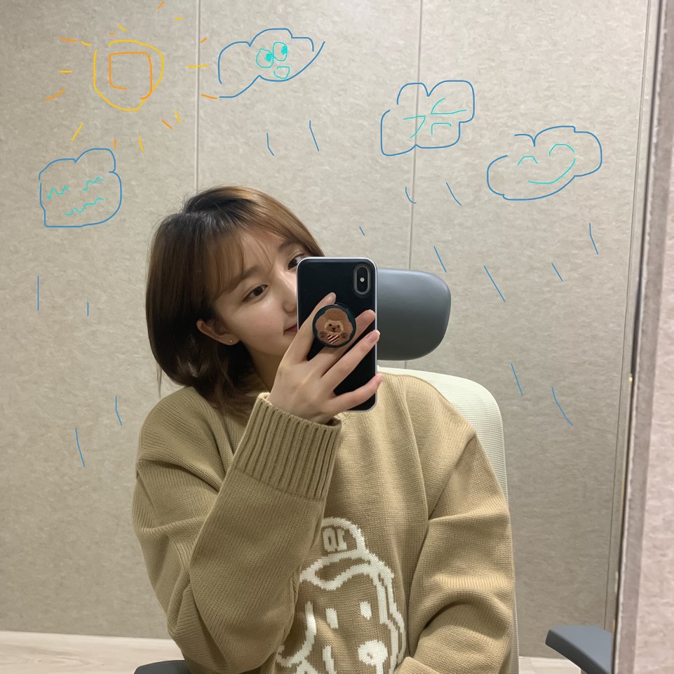 WOOAH_HM's tweet photo. [#소라]
여러분~ 소라입니당✌✌♡ 요새 비가 너무 많이 오고 있잖아요!!😮 저는 비오는날을 좋아하는데 요새는 너무 심각한거 같아요ㅜㅜ 우산&amp;장화&amp;마스크 꼭 챙기세요! https://t.co/XqRDkJiImZ