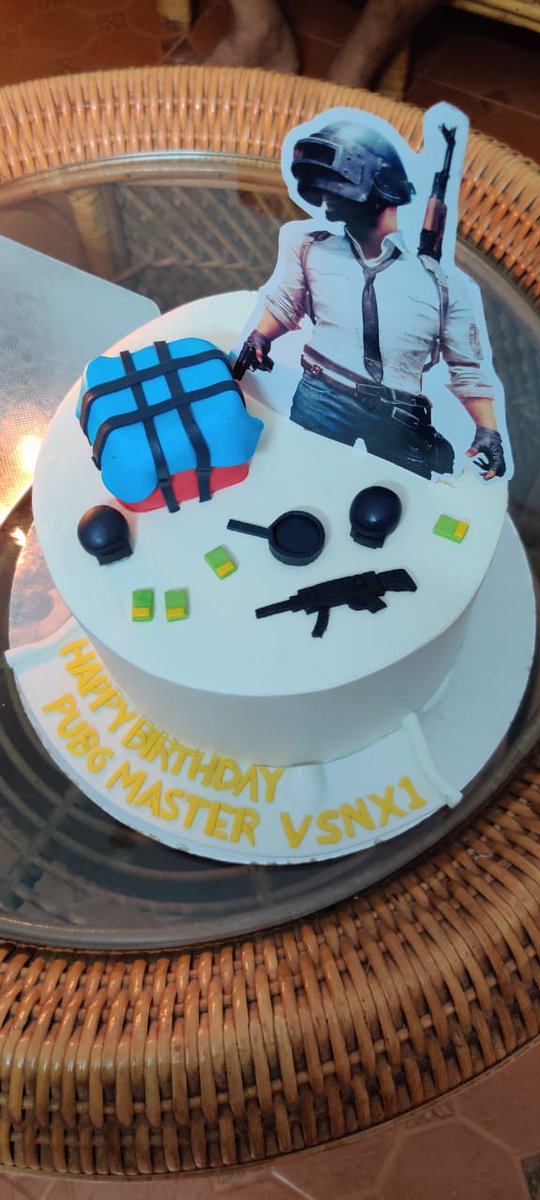vsntweet's tweet photo. @matt_L Thanks a lot Matt! :) Got a #PUBG themed cake and sketch from Aswathi. https://t.co/fQ1Rxbv3oK