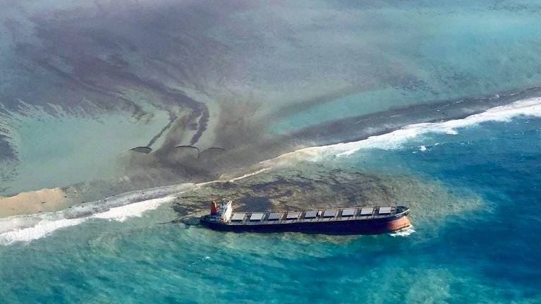 Ecoaustral's tweet photo. Échoué depuis le 26 juillet, le Wakashio, un navire de marchandise, repose au sud-est de Maurice, et surtout à deux pas du parc marin de Blue Bay. Depuis jeudi, ce vraquier laisse échapper une épaisse coulée noire de sa coque. Depuis, Port-Louis a fait appel à la France. https://t.co/kayQokcp4l