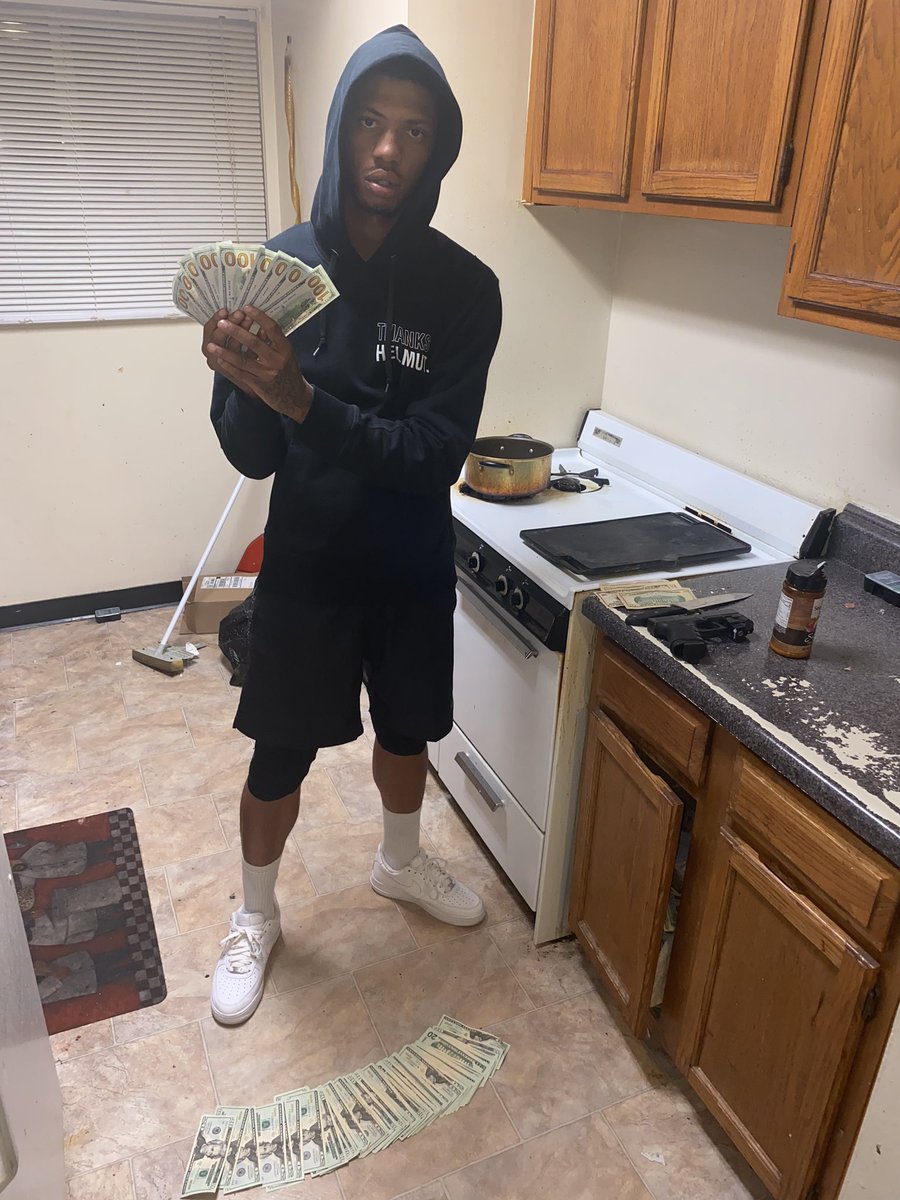 cantstopjerm's tweet photo. I’m touching them bags🏪Corona Ain’t Stopping That 🙏🏾🖤#lldaguys🕊 https://t.co/20bGgFUDjJ
