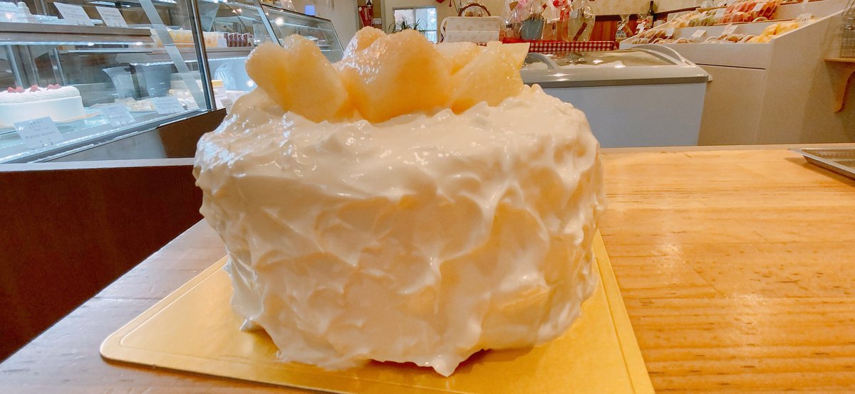 伊勢崎のケーキ屋 本日御注文頂いた ヨーグルトで作ったデコレーションケーキです 季節のフルーツ白桃を サンドと飾りに使いました 以前の御注文は 1歳のお子様が 食べるので スマッシュケーキ をと作った物も同じ様に作りました スマッシュケーキ 一