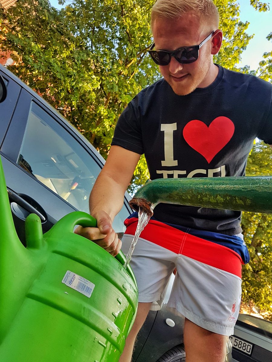 F_Schoenebeck's tweet image. Das warme und trockene Wetter ☀️ stellt unsere Bäume 🌳 und Pflanzen 🌿 auf die Probe. Bitte greift zum #Eimer oder zur #Gießkanne 💦 und helft so den Pflanzen vor eurer Haustür 🏡 diese heißen Tage 🔥 gut zu überstehen. Bitte mitmachen und gern retweeten . Danke! 🤗 @ilovetegel