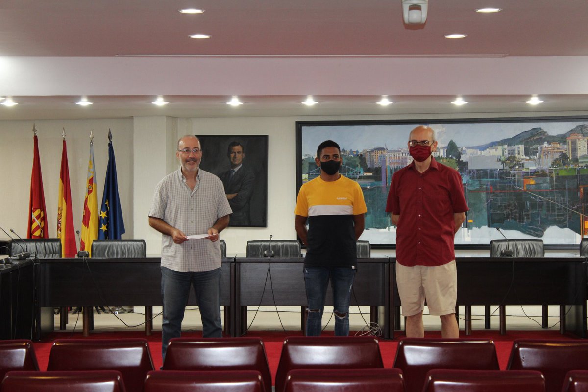 #AjuntamentAlzira #AlziraTurisme
L’alcalde Diego Gómez, ha rebut als 20 treballadors del Pla d’Ocupació Social que perderen la feina per la COVID19. 6 mesos prorrogables, per a funcions d’ajudant de manteniment, neteja, jardineria, obra, pintura, magatzem, càrrega i descàrrega.