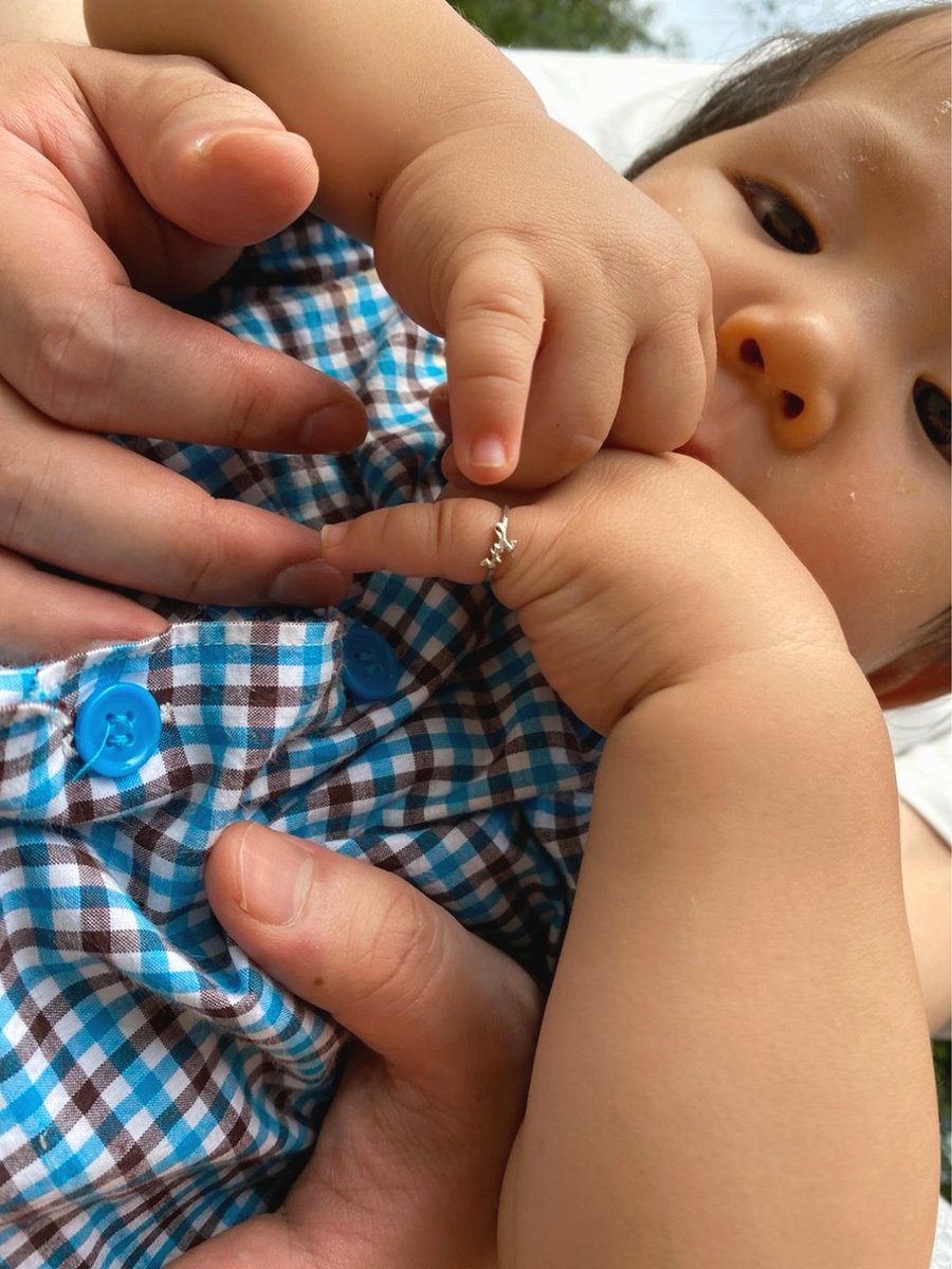 yusuke1347's tweet photo. 【Baby ring】
1歳になった甥っ子に
誕生日プレゼント👶🏻
だいぶ前に作ってたの
おもちゃと一緒に
やっと渡せた😁✌
サイズもピッタリで
バッチリ似合ってるね♪
地金から削りだしてフリーサイズで
作りました💍
オーダーメイドで対応してるので
記念日などのプレゼントに
オススメです♪
#bulletmark https://t.co/XoTCh4cu2G