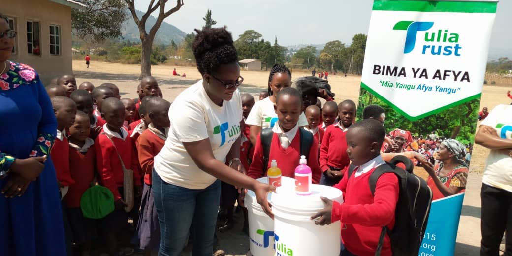 TuliaTrust_org's tweet photo. @TuliaTrust_org tumetembelea shule za Msingi nne zilipo kata ya Maendeleo,Kalobe pamoja na Itende,ndani ya Jiji la Mbeya,ikiwa ni pamoja na kuwapatia msaada wa jumla ya ndoo na sabuni  ikiwa ni jitihada za taasisi kuunga mkono jitihada za serikali za kupambana na #COVID19 https://t.co/gHtqAJtkNz