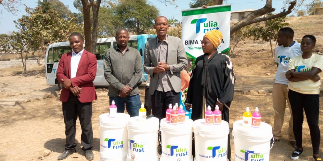 TuliaTrust_org's tweet photo. @TuliaTrust_org tumetembelea shule za Msingi nne zilipo kata ya Maendeleo,Kalobe pamoja na Itende,ndani ya Jiji la Mbeya,ikiwa ni pamoja na kuwapatia msaada wa jumla ya ndoo na sabuni  ikiwa ni jitihada za taasisi kuunga mkono jitihada za serikali za kupambana na #COVID19 https://t.co/gHtqAJtkNz