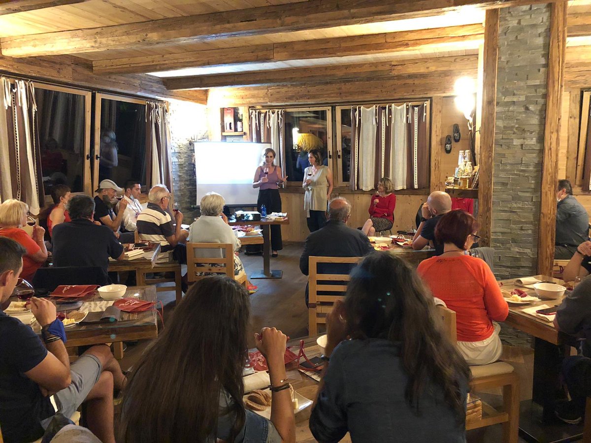 missaglia_sara's tweet photo. #stappatidicasa2020
Album 4a serata, Hotel Meublè Ambrosini @apricatweet.
.
I protagonisti: @arpepe1860, @TenutaScersce, @M_Prevostini, Mieleria Moltoni, Molino Tudori, @zarmalana per @laprovinciadiso e @beverfood e M.Luisa Margheriti per @radionumberone.
.
#valtellina #WoW https://t.co/QHMVrM0XGn