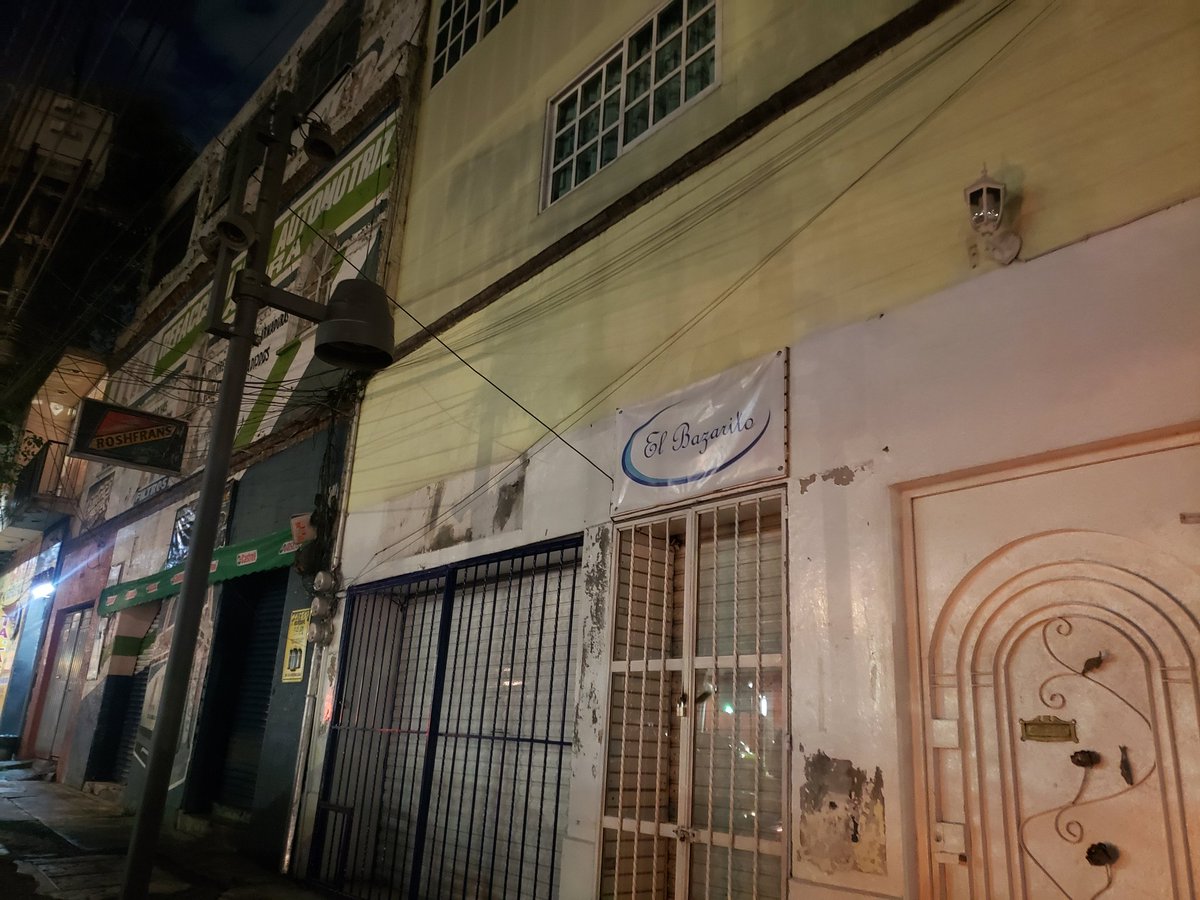 aleitta's tweet photo. Luminaria descompuesta en av jalisco 290 y aun no podan el árbol y varias ramas ya se han caído @AlcaldiaMHmx por favor hagan algo es peligroso https://t.co/c4uN1RGhTg