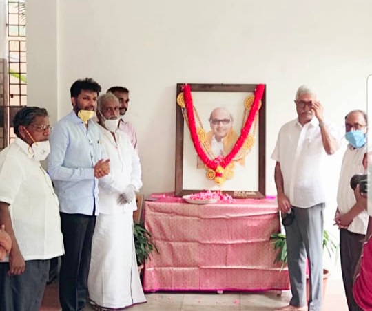 VETRIAZHAGAN1's tweet photo. தலைவர் #தளபதி @mkstalin அண்ணன் உருவில் எங்களோடு இருக்கின்றீர்கள்...
#எங்கெங்கும்கலைஞர்
@arivalayam https://t.co/Bp1An2liVz