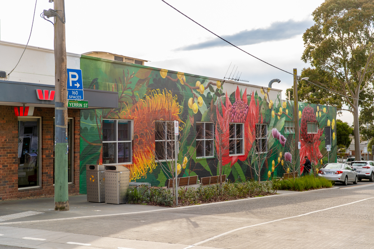 Boroondara's tweet image. Did you know Maranoa Botanic Garden's native flora inspired the new mural at Balwyn Street Shopping centre? 🌷
Painted by Blender Creatives, the 35m x 5m mural is part of the Balwyn shopping centre improvement works. Read more: bit.ly/2EUD2Zb