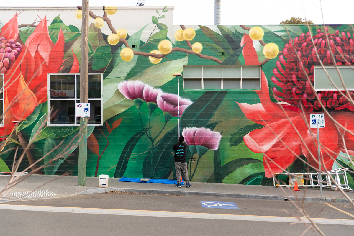 Boroondara's tweet image. Did you know Maranoa Botanic Garden's native flora inspired the new mural at Balwyn Street Shopping centre? 🌷
Painted by Blender Creatives, the 35m x 5m mural is part of the Balwyn shopping centre improvement works. Read more: bit.ly/2EUD2Zb