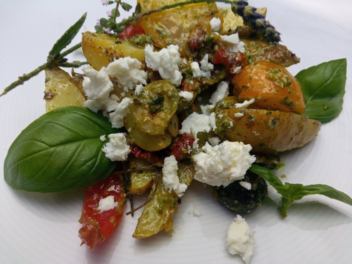 Heute bei der Hitze 😂 😋😋Veggie Summit: Mediterran geht immer! Das Beste Kartöffelchen an ... namnamstyle.com/2020/08/medite…