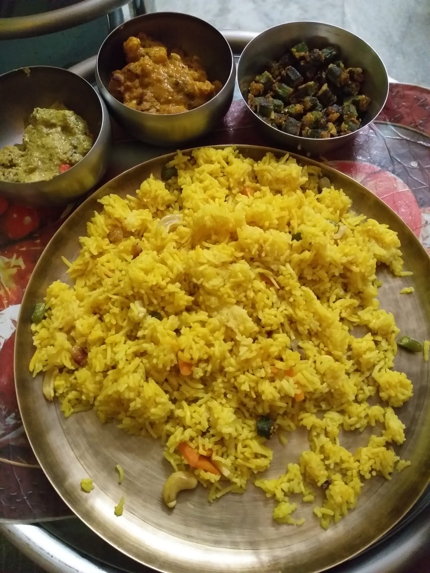 HawkerHomemade's tweet photo. #BasantiPolao #LadiesFingerFries #CauliflowerCurry #AlooPosto #SaturdayLunch 😊😊😊 🤤🤤🤤🤤🤤 https://t.co/AQhA42s0Hj