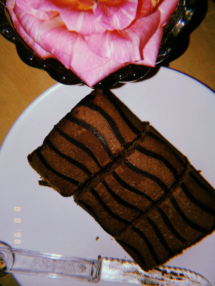 SuparnaMaity17's tweet photo. Isn't it too fascinating to think about losing your weight? Eh?
But the other moment' I'm eating this Swiss Roll!
Pura Mehenaat Barbaad bc!!๐
#nofitness #chocolate #carryfan https://t.co/WbBS7z2TPz