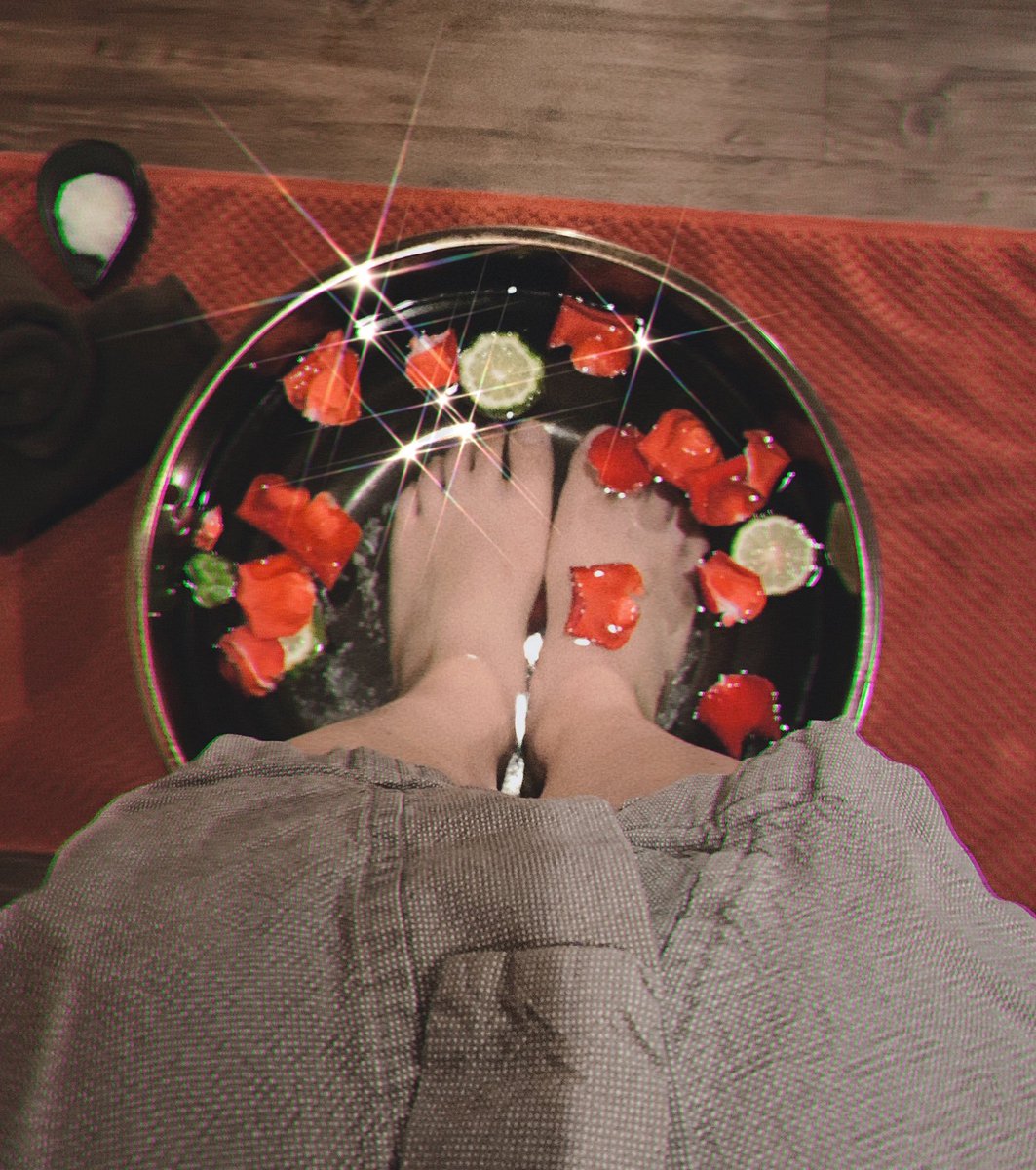 เล่าให้ฟังเลย สำหรับคนที่ไม่เคยไปสปา เข้าไปในห้องก็คืออาบน้ำให้เรียบร้อยเปลี่ยนชุด นี่คือคอร์ส Arora Of Ayuthaya ในห้องจะสลัวๆ หอมอโรม่า มีแสงจากเทียน เริ่มแรกก็คือจะเป็นล้างเท้าแบบนี้ก่อนเลย พี่เค้าจะมาล้างให้เบาๆ ผ่อนคลายยยยยยย