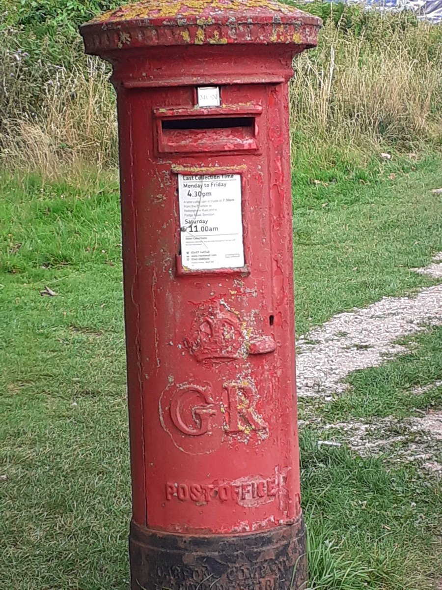 Here's a #postboxsaturday offering from Newstead Abbey...it's seen a few summers. 
Shame Byron was around too early to have dropped his postcard poems here.

#newsteadabbey #byron #nottinghamshire