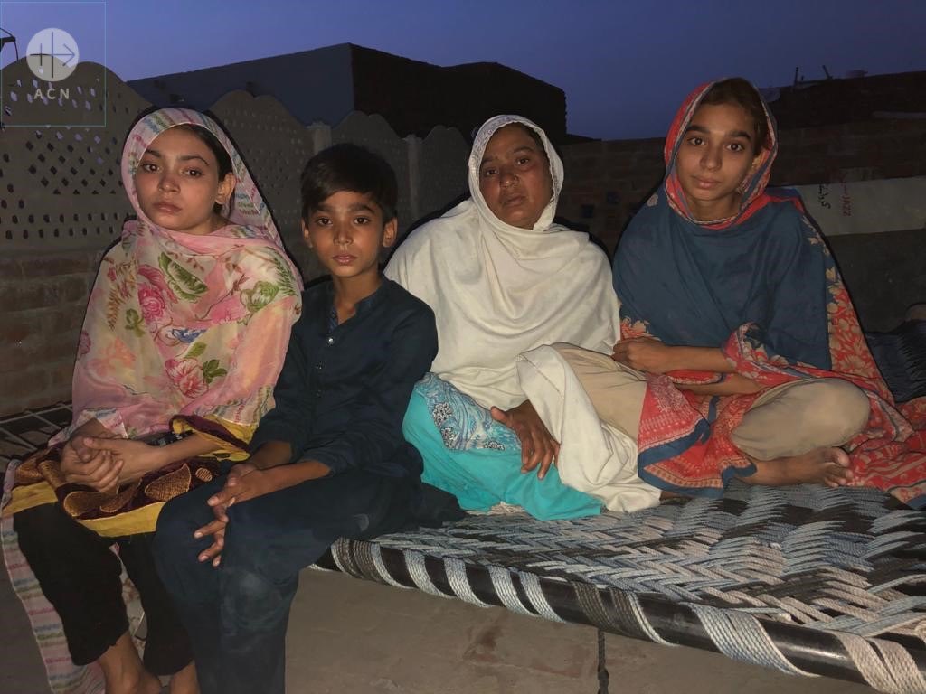 AryanOfHimalaya's tweet photo. Just another day in Pakistan, frustrated with Christianity &amp; family- A Christian girl #Mariashahbaz(14yrs) wilfully agrees to her abduction &amp; rape into Islam by 40yrs pious momin. https://t.co/QFJh1CiFXE