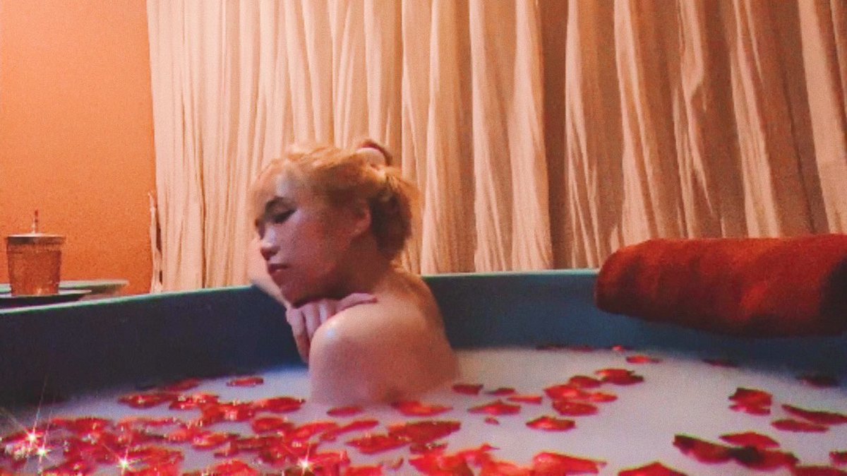 แล้วก็จะมีแช่น้ำนม+ออยล์หอมๆ โรยกุหลาบ คือจุดนี้สบายสุดๆๆๆๆๆ เจ้าหญิงที่แท้ทรูมากๆ ห้องเป็นห้องไพรเวทส่วนตัวมากๆ ชิวสุด ระหว่างแช จะมีน้ำมาเสิร์ฟให้ระหว่างแช่ด้วย เนื่องจากเราอาจจะเสียน้ำจากร่างกายออกไปเยอะ (เตื้องลืมกิน แงง เสียดายค่อดดดดด 🥺)