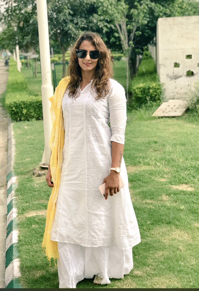 geeta_phogat's tweet image. Here I m wearing handloom Suit 🤍 #Vocal4Handmade #VocalForLocal #Vocal4Handloom @smritiirani